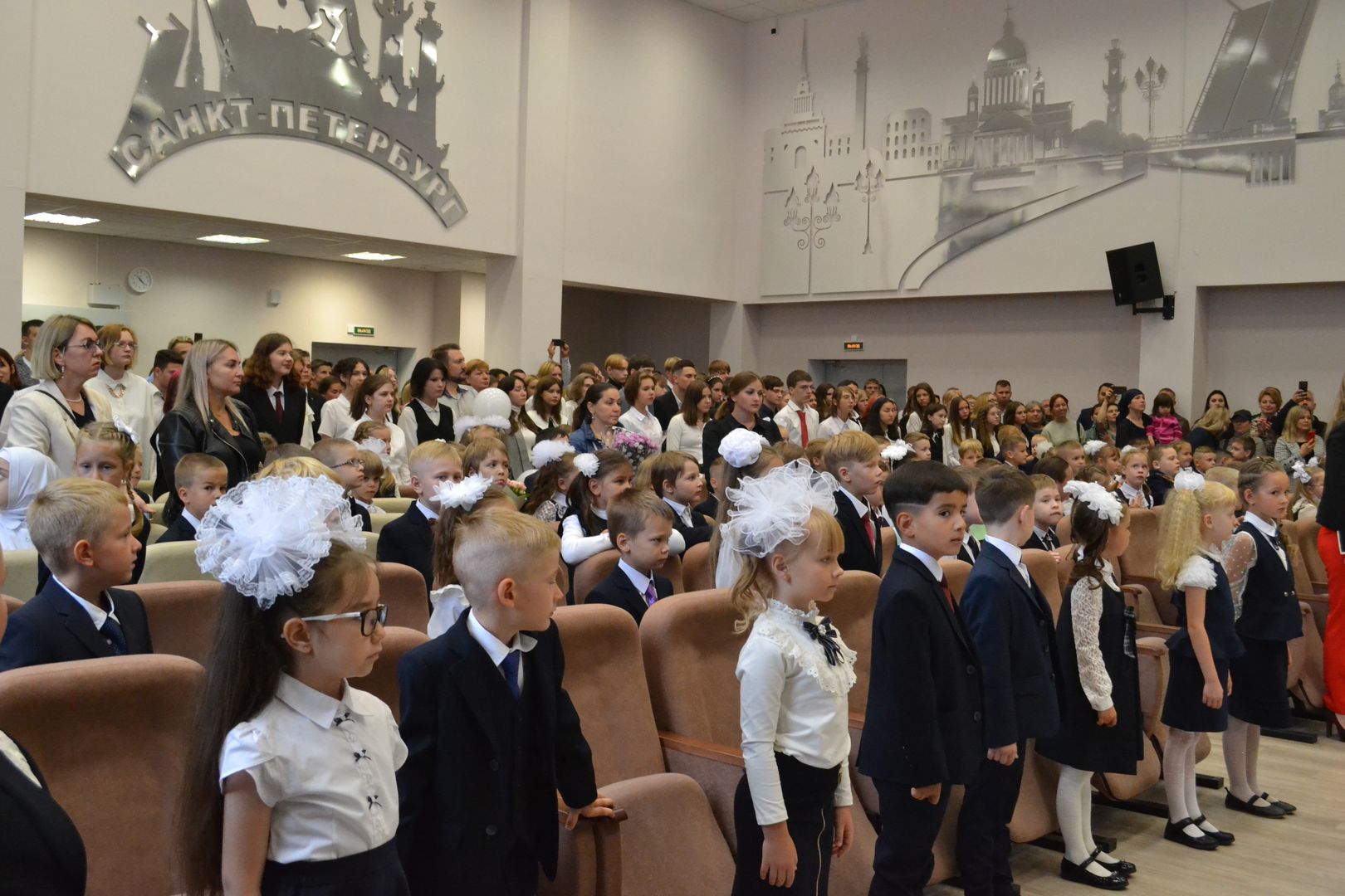 Новая школа 2022 года. 1 Сентября 2022. 110 Школа Москва. Ибресинская СОШ номер 1 первое сентября 2022 года. Первый звонок в театре.